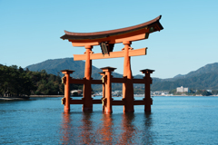 海にそびえたつ鳥居