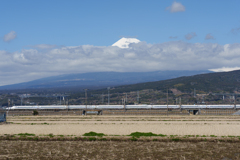 雲隠れの富士山と新幹線