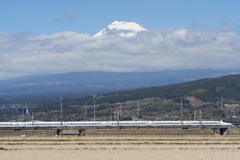 雲隠れの富士山と新幹線