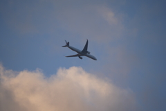 夕暮れの飛行機