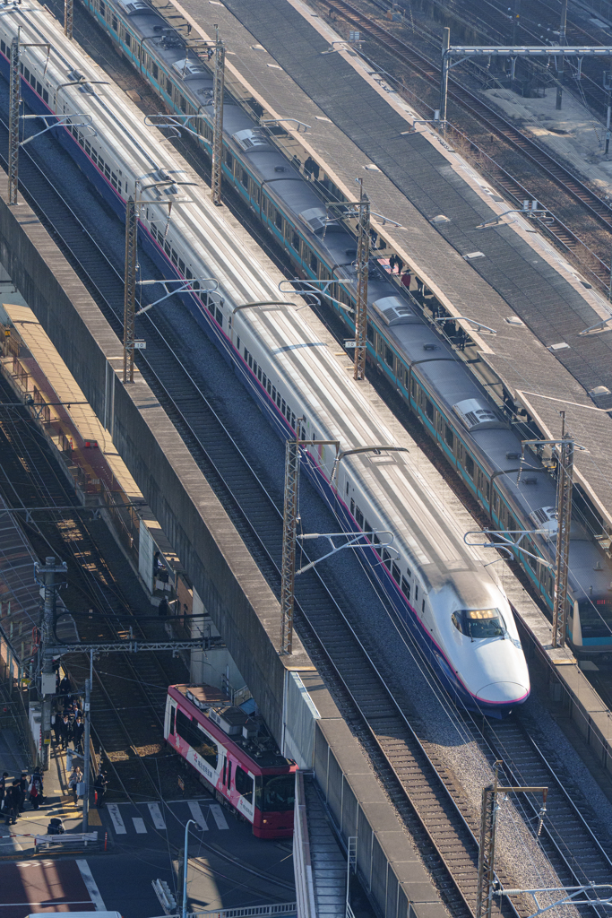 北に向かうE2系