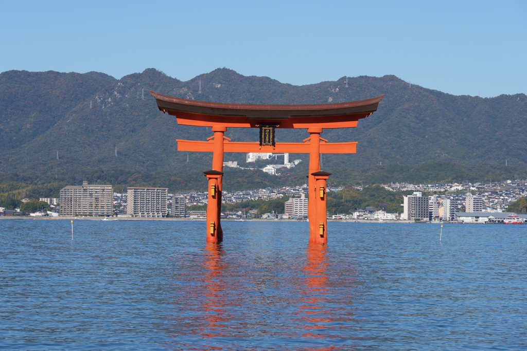 海にそびえたつ鳥居