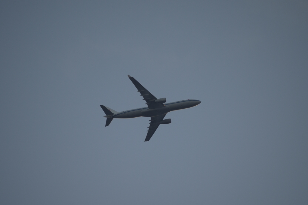 夕暮れの飛行機