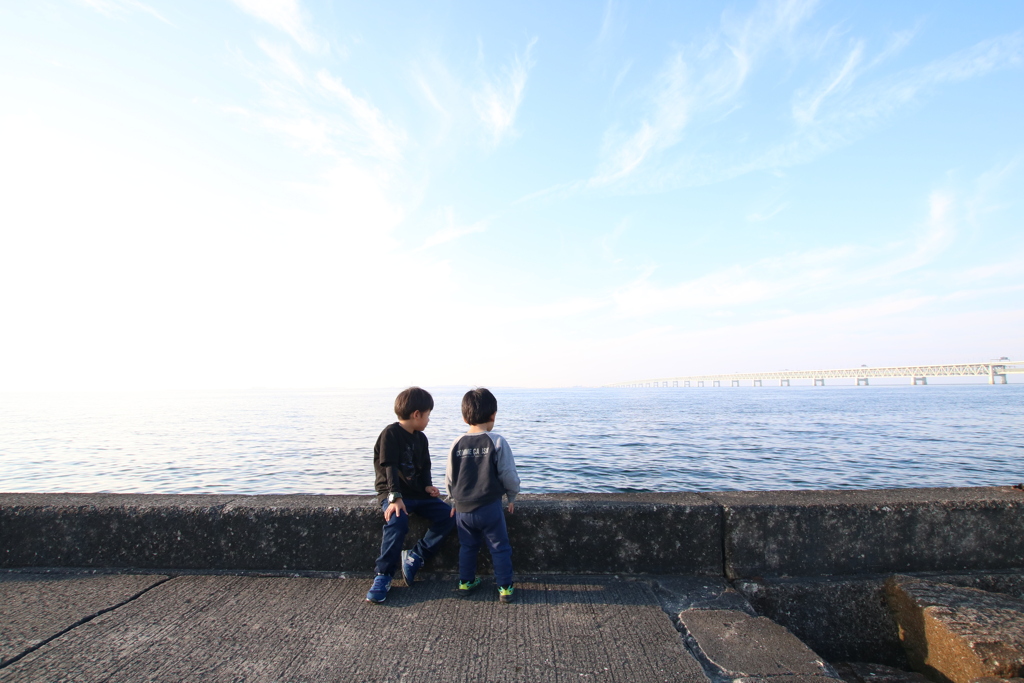 広い海、広い空、小さい背中