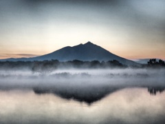 朝もやの筑波山