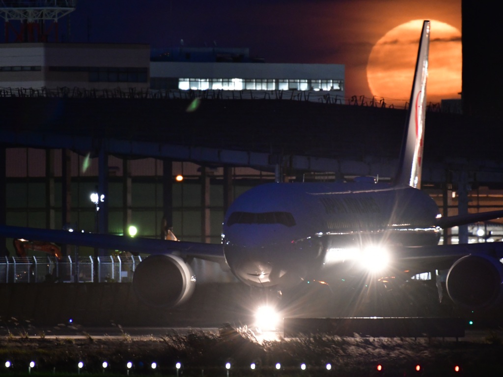 満月の空港
