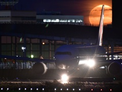 満月の空港