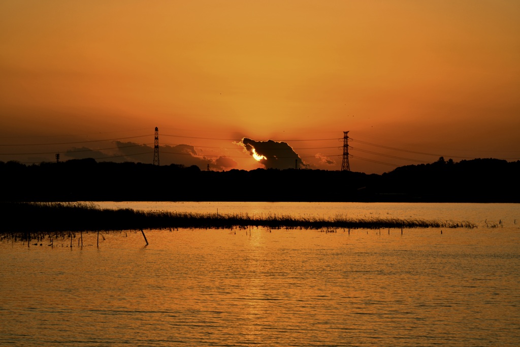 夕日を喰らう雲