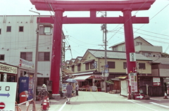お千保稲荷東口の大鳥居