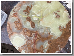 ヘラと指で表面仕上げ