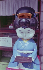 うつむきかげんでつつましく…