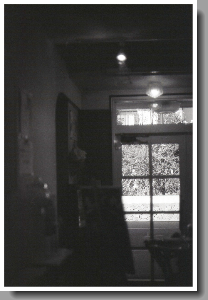 カフェのドア向こうは織部ストリート