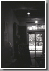 カフェのドア向こうは織部ストリート