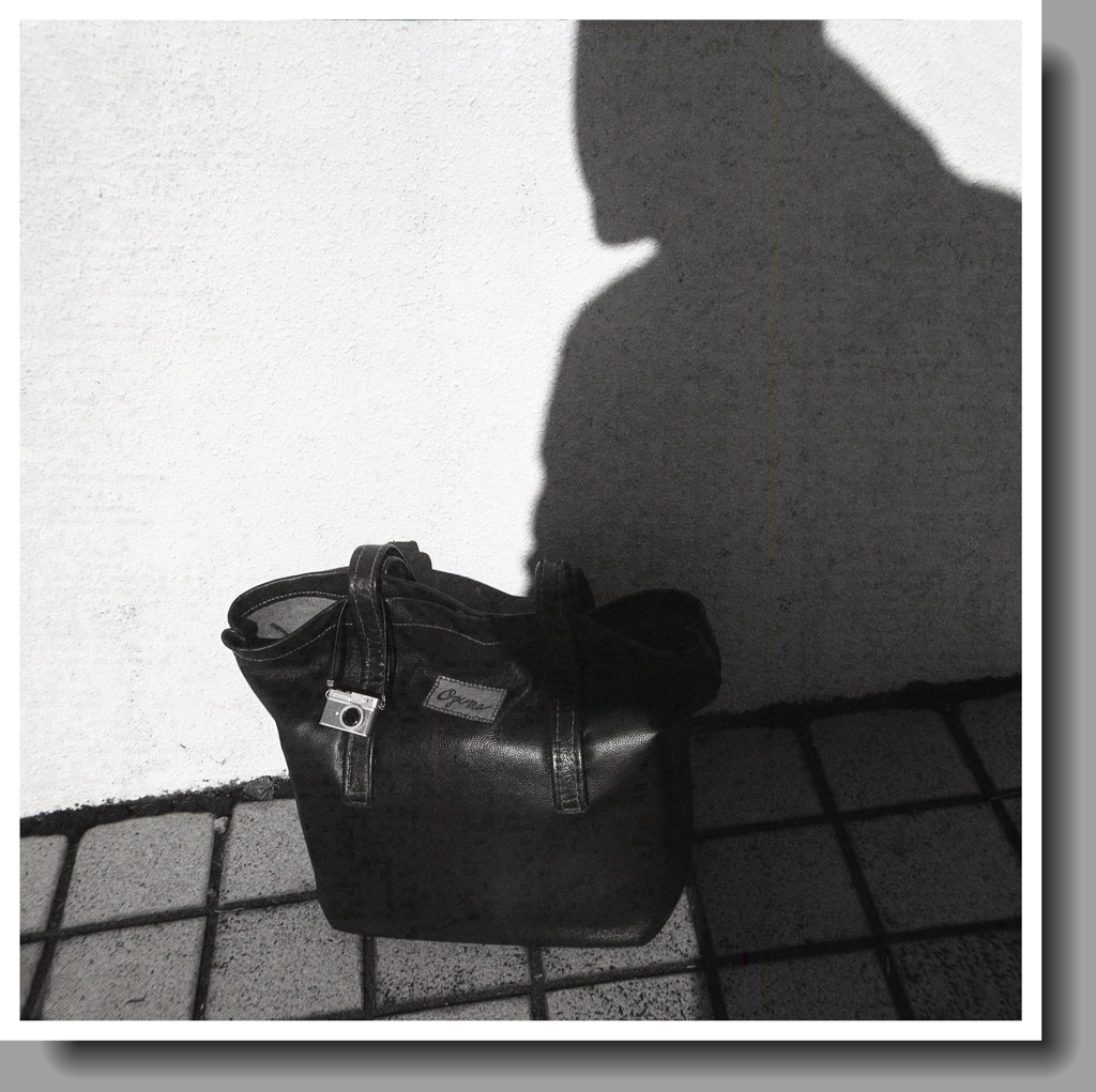 自分の影を撮る男