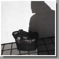 自分の影を撮る男