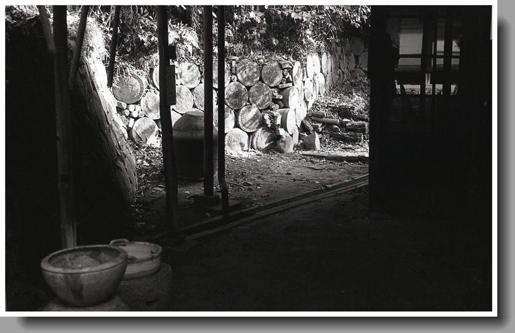 古い生活臭が残る古民家の裏庭