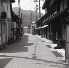 サインポールもある広い路地風景