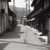 サインポールもある広い路地風景