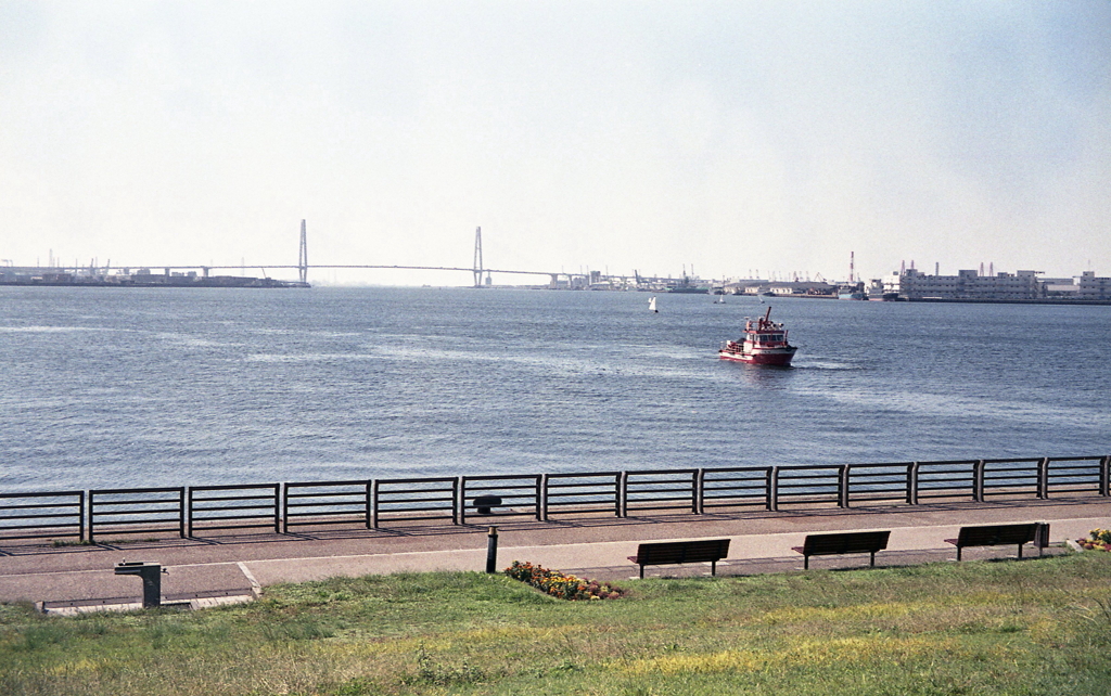 潮風のベンチ風景