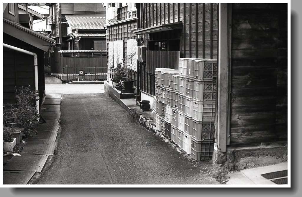 陶磁器籠が積まれた小径