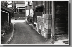 陶磁器籠が積まれた小径