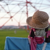 夕暮れどきの麦藁帽