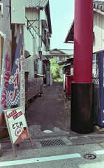 鳥居の横路地
