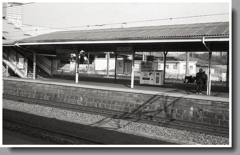 スレート屋根ホームの昭和な風景