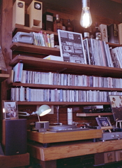 棚にCD/レコード、そして灯り