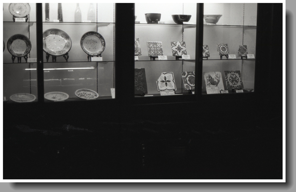 ガラス戸に展示された瀬戸もの