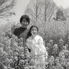 菜の花の中で
