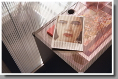 ブラインド下の映画ポスター