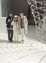 吹き抜け下の家族写真です。