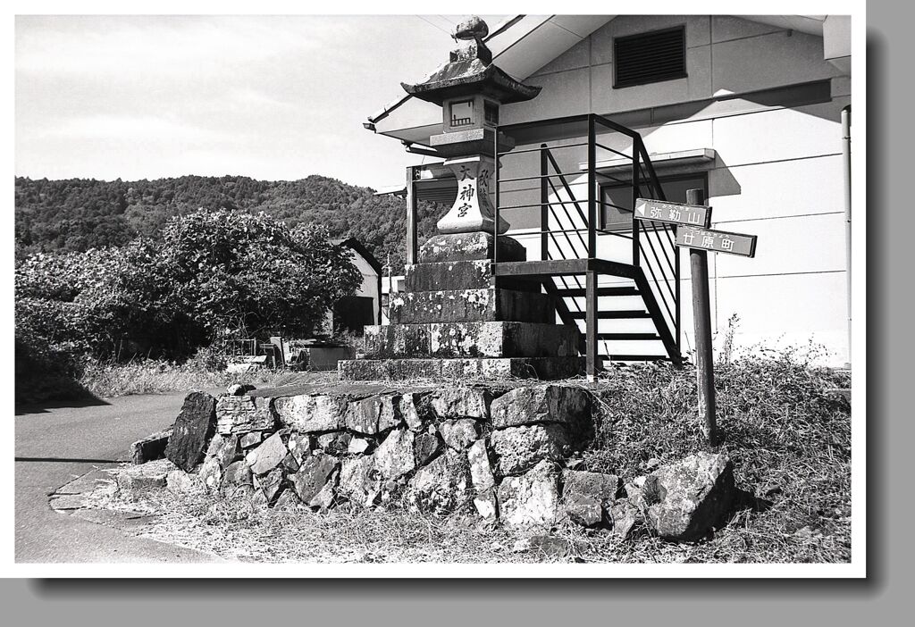 石灯篭と弥勒山の道しるべ