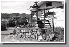 石灯篭と弥勒山の道しるべ