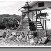 石灯篭と弥勒山の道しるべ
