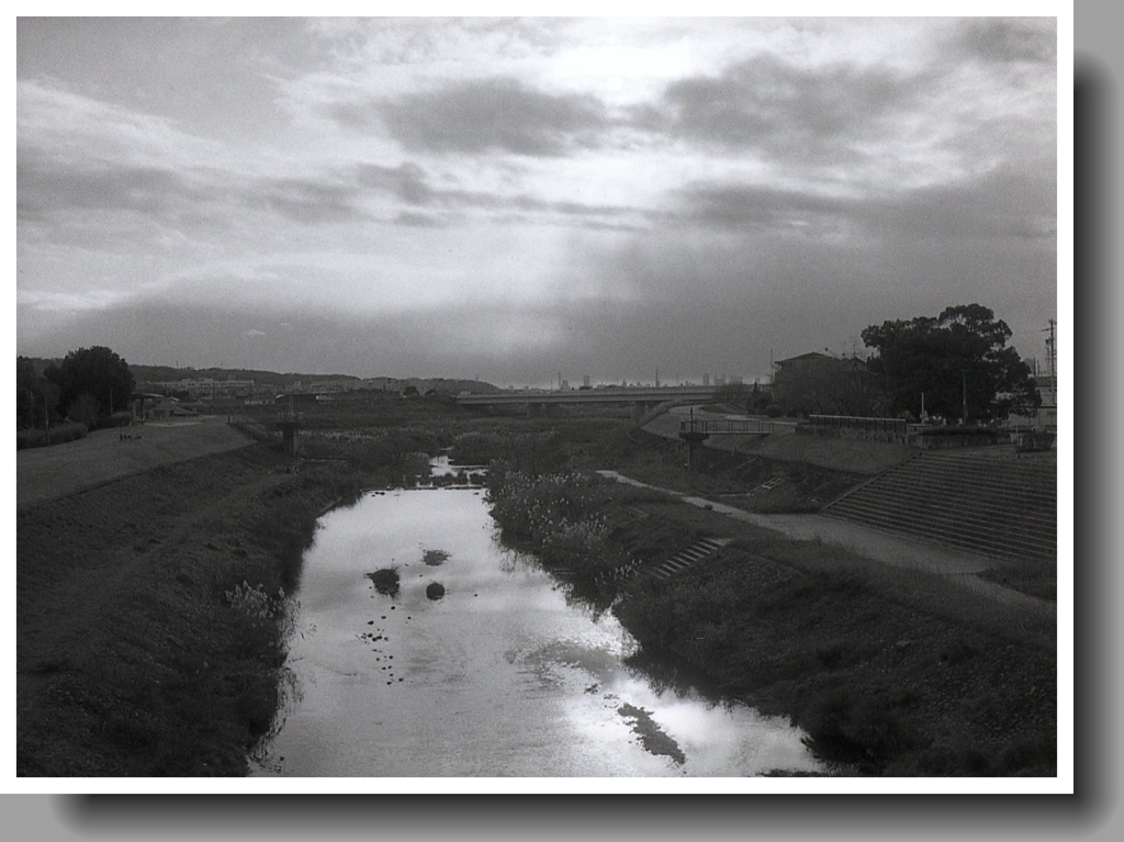 かすかに光芒（笑