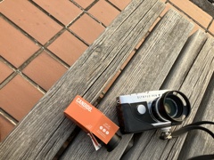 さんぽ途中にベンチでフィルム詰めて…