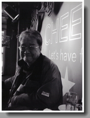 作り笑の阿久悠