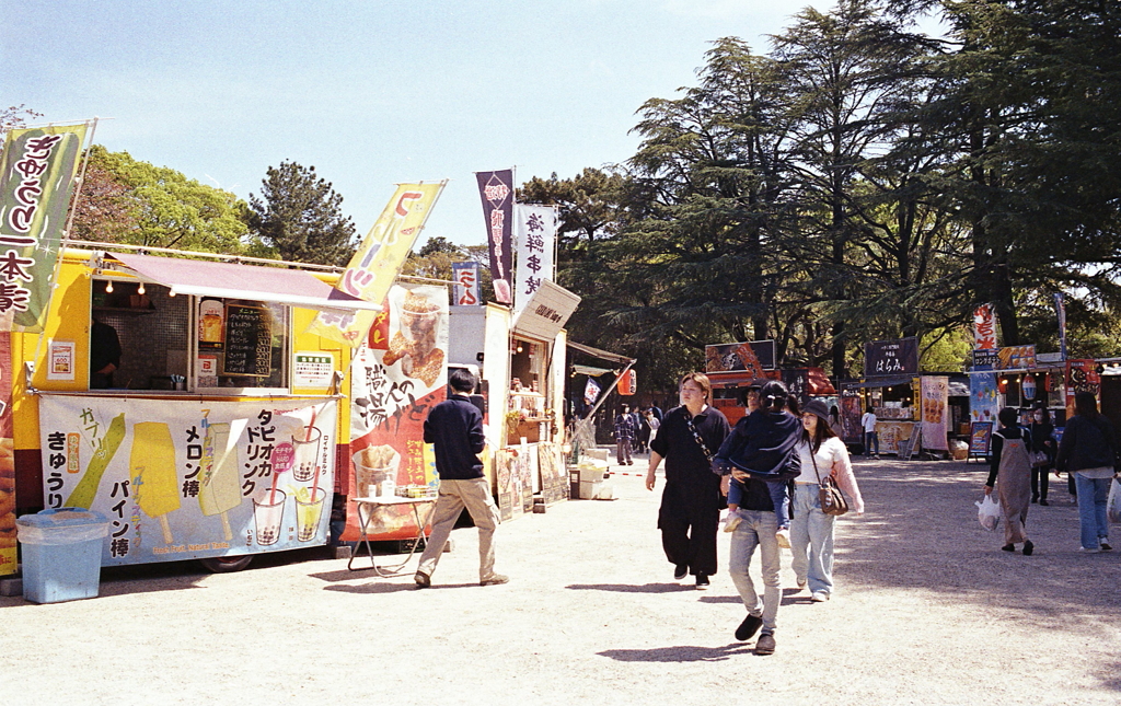 賑わう露店街