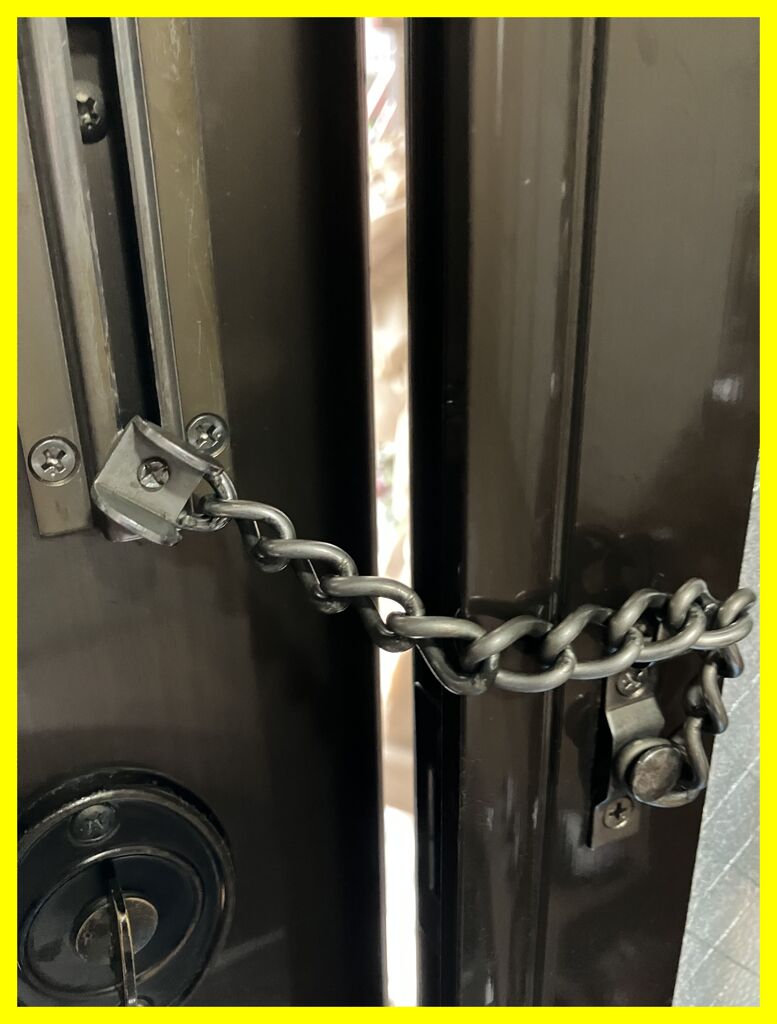 ドアを開けると隙間が狭い！