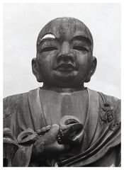 片眉落ちるも不動の大師