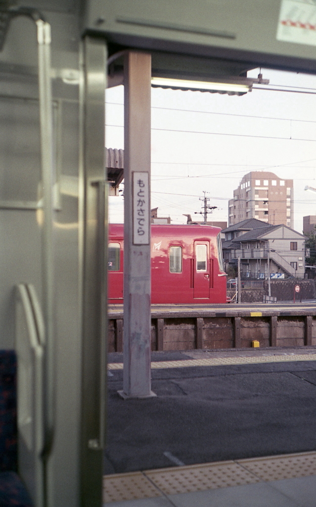 車窓の赤電車