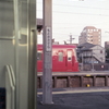 車窓の赤電車