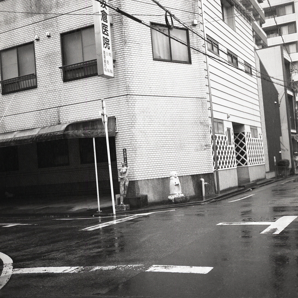 雨の街角に立ち尽くすたちんぼねぇ～さん
