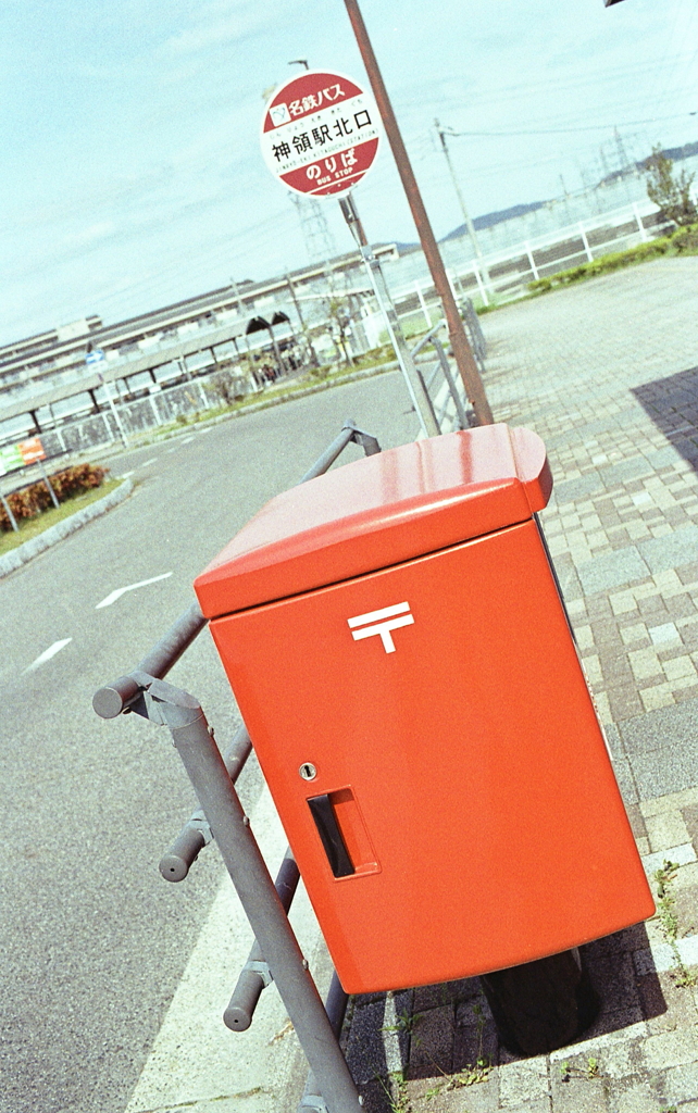 駅前の赤ポスト