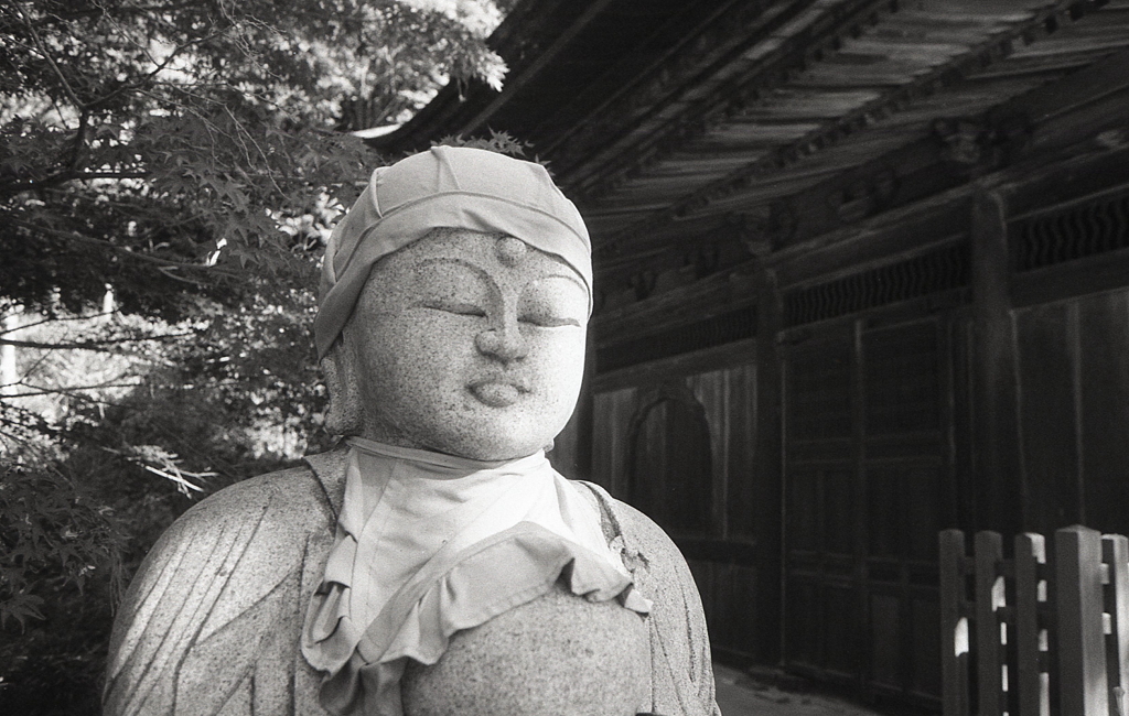 本堂横の石仏