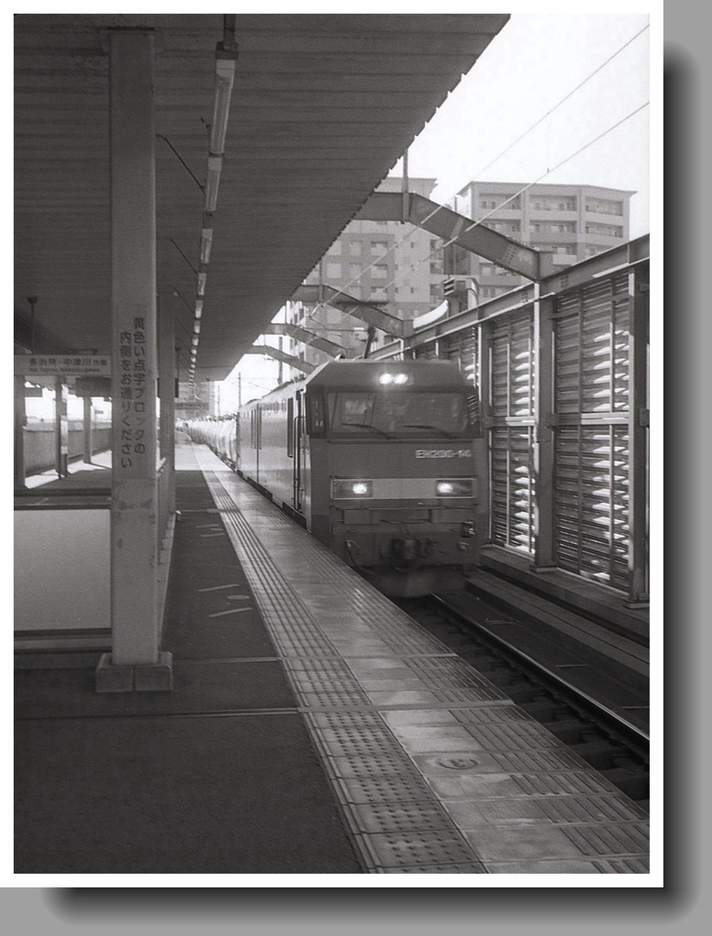 貨物列車通過しまぁ～す！