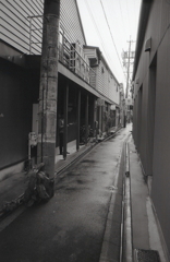 小雨でしっとりな円頓寺の細路地