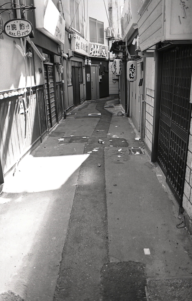 朝路地の散らかし